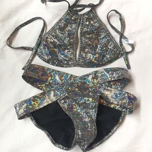 Iheartraves black holographic set